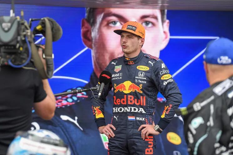El holandés Max Verstappen habla con los medios de comunicación tras la sesión de ayer.