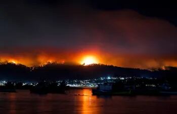 Chile anunció un toque de queda nocturno en las regiones del centro-sur donde los incendios forestales han azotado durante más de un semana, dejando al menos 24 muertos.
