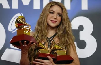 La cantante colombiana Shakira posa con los tres premios conseguidos durante la gala anual de los Latin Grammy.