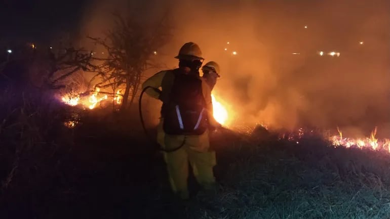 Los incendios forestales nuevamente acuciaron a una zona de complicado acceso entre San Bernardino e Ypacaraí.