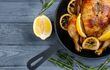 Pollo al horno al limón, relleno con pasta de hierbas aromáticas.