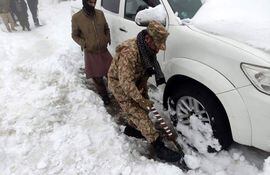 Una fotografía publicada por Inter Services Public Relations (ISPR) de Pakistán muestra a los soldados del ejército pakistaní participando en los trabajos de rescate después de que 16 turistas murieran en medio de fuertes nevadas en Murree, Pakistán, el 8 de enero de 2022.
