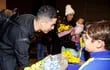 Cristiano Ronaldo recibe un ramo de flores de manos de un niño, en la bienvenida que le hicieron a él y su familia los directivos del All Nassr.