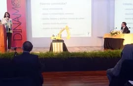 conferencia-tecnica-sobre-reciclado-de-mezcla-asfaltica-en-el-primer-congreso-paraguayo-de-vialidad-y-transito-expositora-ing-marta-arancibia-de-ar-213507000000-1148257.jpg
