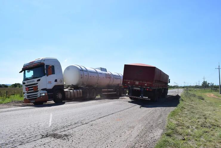Transportistas se ven obligados a realizar peligrosas maniobras en la circunvalación de la ruta PY01 en Paraguarí.