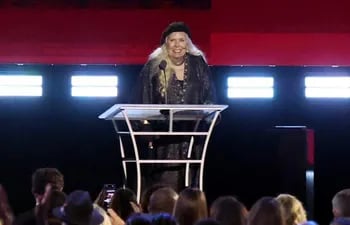 Joni Mitchell sonríe en el escenario durante el homenaje "Persona del Año", realizado este viernes en Las Vegas, en la previa a la ceremonia de los premios Grammy.