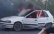 Momento en que auto comenzó a arder en llamas. Hacia la derecha un petardo. (captura de video).