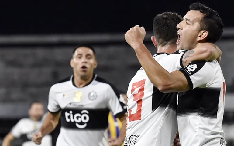 Néstor Camacho celebra su gol con el puño junto a Alejandro Silva, autor del segundo tanto, de penal.