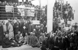 Los refugiados, que posteriormente fueron pioneros en el Chaco, viajando en barco hasta Sudamérica.