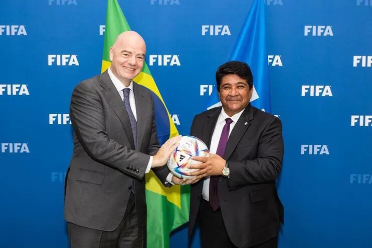Gianni Infantino, presidente de la FIFA, y Ednaldo Rodrigues, titular de la Confederación Sudamericana de Fútbol.