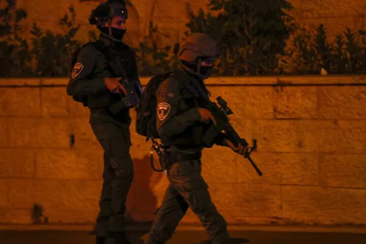 Policías israelíes en el sitio de un ataque con cuchillos por parte de un ciudadano palestino en la ciudad de Elad, el pasado 5 de mayo.