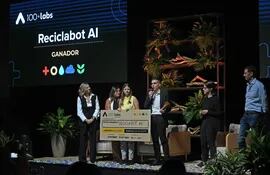 Cervepar y Coca-Cola Paresa premiaron a "ReciclaBOT", un asistente virtual IA educativo que busca concientizar e incentivar el reciclaje correcto.