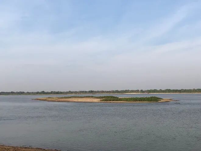 Este banco de arena se ve solo cuando hay una bajante importante del río Paraguay. Está ubicado en las cercanías del puerto antiguo de Concepción.