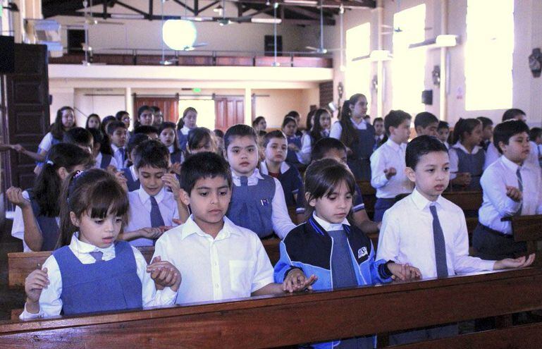 Niños católicos rezaron el rosario por paz en el mundo - Locales - ABC Color