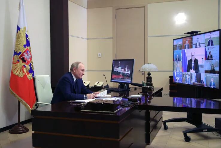 El presidente de Rusia, Vladimir Putin, hoy durante una reunión virtual con miembros de su gabinete.