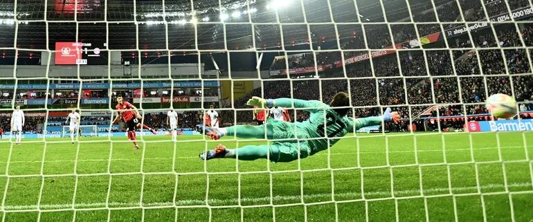 El argentino Exequiel Palacios anota el segundo penal para Bayer Leverkusen pese a la estirada del arquero suizo Yann Sommer, del Bayern Munich.