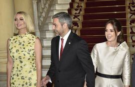 Ivanka Trump, hija y asesora del presidente Donald Trump (izq.), sonríe en el recibimiento oficial en el Palacio de López. Acompañan el presidente Mario Abdo Benítez y Silvana López Moreira Bo.
