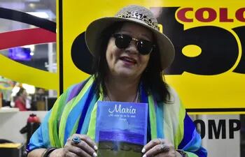Viviana Meza mostrando la portada del libro que también lanzará esta noche en Villa Elisa.