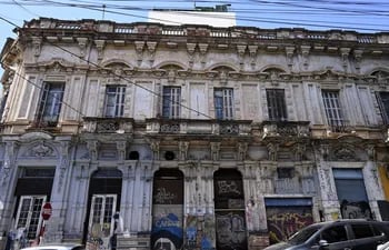 Imponente edificio histórico ubicado sobre Montevideo y Palma, en el centro de Asunción. Su estructura se cae a pedazos.