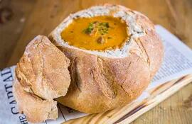El pan duro se utilizó como plato o recipiente para contener alimentos, durante mucho tiempo.