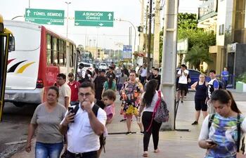 Transportistas obligan a los pasajeros a esperar más de lo habitual por los buses con las reguladas.
