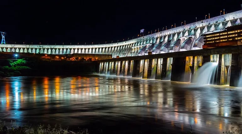 Central hidroeléctrica paraguayo/brasileña Itaipú, iluminada con el fin de aumentar su atractivo para turistas provenientes de ambas márgenes del río Paraná.