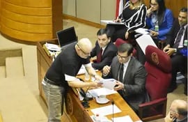 el-senador-paraguayo-cubas-muestra-al-presidente-del-senado-la-lista-de-policias-comisionados-a-custodiar-en-forma-particular-a-parlamentarios-y-dir-223706000000-1740044.jpg