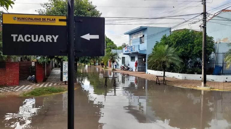 En tres horas de lluvias, varios barrios de la ciudad de Pilar quedaron inundados.