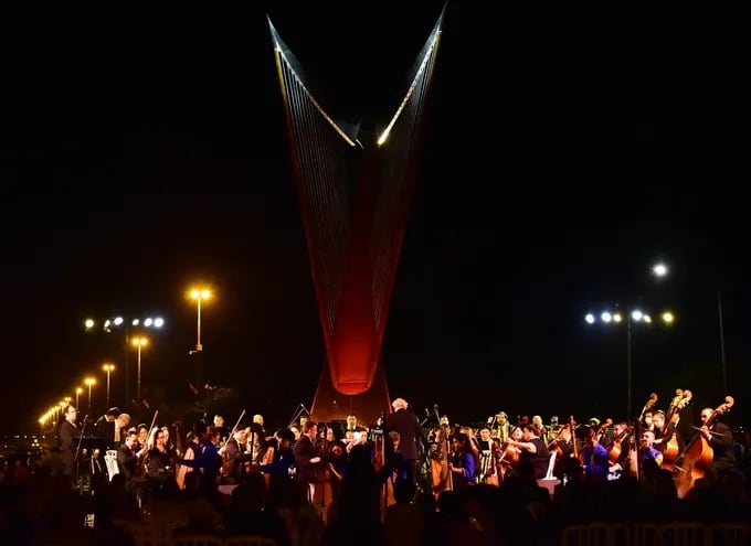 El monumento al arpa paraguaya, creación de Juan Pablo Pistilli, fue inaugurado oficialmente con un acto musical.