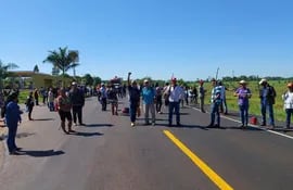 Indígenas de varias colonias del distrito de Yby Pytã, Canindeyú, bloquearon la ruta PY03 a la altura del Cruce Yby Pytã en la mañana de este miércoles.