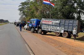 Maquinas agrícolas apostados al costado del km 215 de la Ruta Py 02, para exigir la criminalización de las invasiones de tierras