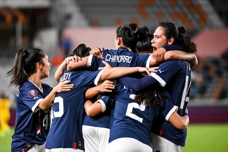 Las jugadoras de la selección paraguaya celebran un gol en el partido frente a Costa Rica por la primera fecha de la Copa Oro Femenina 2024 de la Concacaf en el Shell Energy Stadium, en Houston, Estados Unidos.