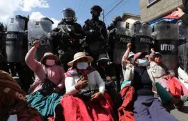 Conflicto cocalero en Bolivia recrudece sin diálogo y con gases y dinamitazos