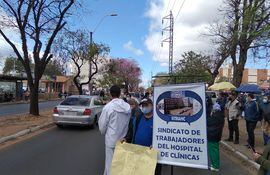 Una vez más los funcionarios del Hospital de Clínicas cierran la avenida Mariscal López.