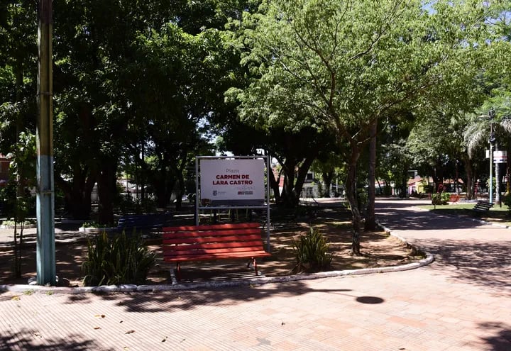 Cartel que indica el nombre de la plaza Carmen de  Lara Castro en el barrio San Pablo de Asunción.