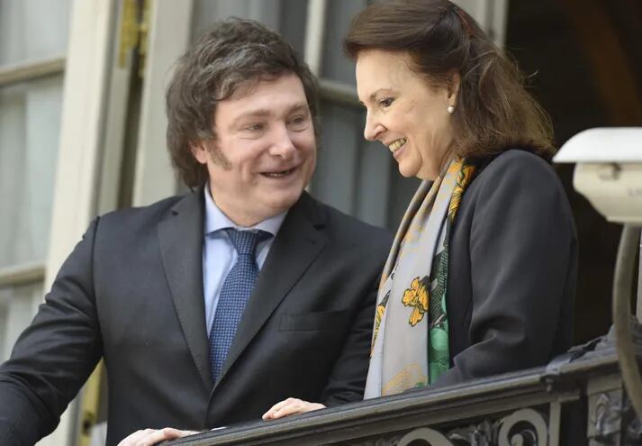 El presidente electo de Argentina Javier Milei junto a Diana Mondino, Canciller en el nuevo gobierno.