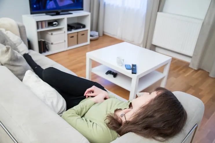 La medida en que el televisor encendido al dormirse afecta a la calidad del sueño varía de una persona a otra.