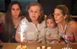 Paola Maltese apagando la vela de la torta de cumpleaños con su mamá María Elena y su hermana Karina, quienes también nacieron un 10 de enero.