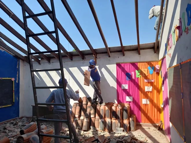 MEC arregla techo de escuela de Pilar que se derrumbó en enero. La construcción era nueva.