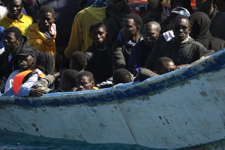 Salvamento Marítimo ha rescatado este lunes a 60 inmigrantes de origen subsahariano localizados a bordo de un cayuco a 22 kilómetros al sur del puerto de Arguineguín (Gran Canaria).