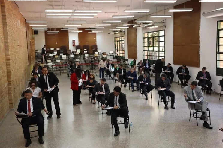 Examen de conocimientos tomado a los postulantes a la Fiscalía General del Estado en el Aula Magna de la Facultad de Derecho UNA.