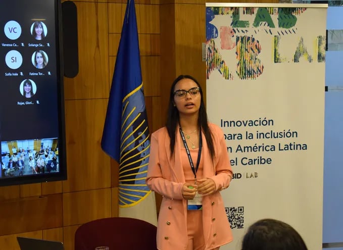 María Victoria Heikel, durante la presentación de los resultados de la investigación "Desafíos que enfrentan las mujeres para su inserción en el sector tecnológico", en el auditorio del BID, en Asunción.