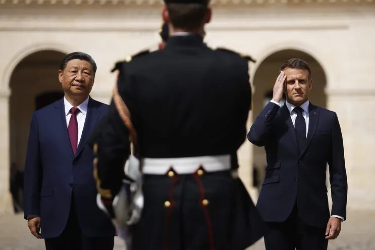 El presidente francés Emmanuel Macron (d) junto al mandatario chino, Xi Jinping (i).