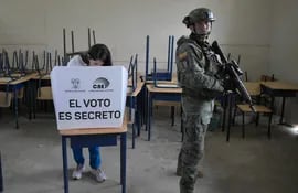 La candidata presidencial de Ecuador por el partido Revolución Ciudadana, Luisa González, vota bajo fuertes medidas de seguridad en un colegio electoral en Canuto, provincia de Manabí, durante las elecciones presidenciales ecuatorianas.