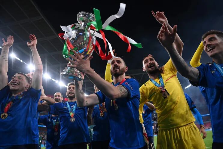 Leonardo Bonucci levanta el trofeo de la Eurocopa en medio de sus compañeros.