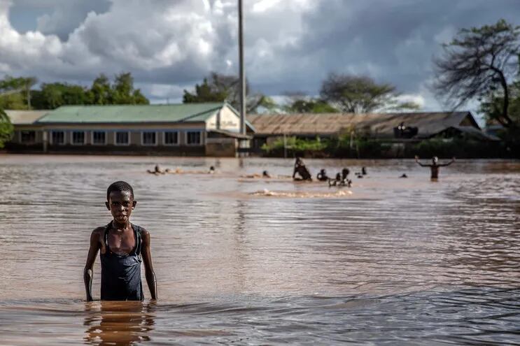 Un niño en una zona inundada de Garissa, Kenia, el pasado 20 de noviembre.