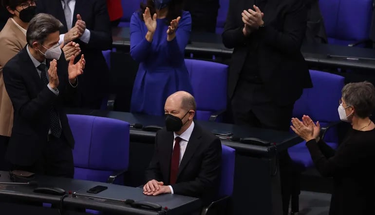 Olaf Scholz, en el centro de la foto, luego de su elección en el Bundestag en Berlín.
