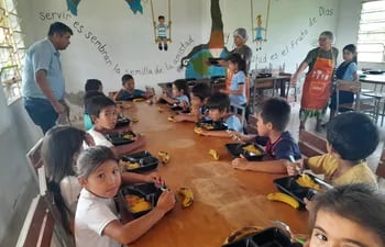 Alumnos de la escuela San Miguel del distrito de Fuerte Olimpo comparten el almuerzo escolar.