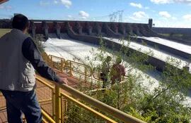 vertedero-de-la-represa-hidroelectrica-paraguayo-brasilena-de-itaipu-en-un-dia-con-sobrante-de-agua-tal-como-sucede-en-los-actuales-foto-de-archi-191042000000-1595443.jpg