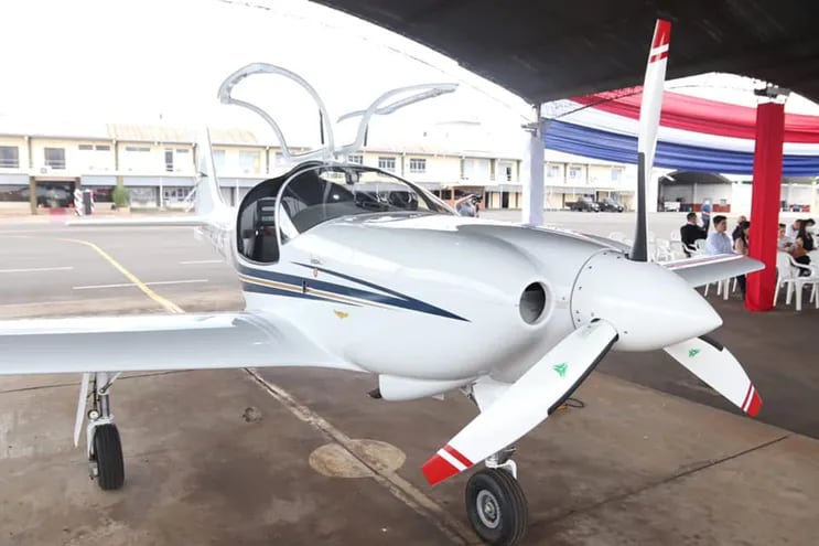 La firma brasileña Wega Aircraft, a través de la Unión de Empresarios Brasileños del Paraguay, realizó el vuelo de exhibición de la aeronave liviana Wega 180 ante autoridades de la DINAC.